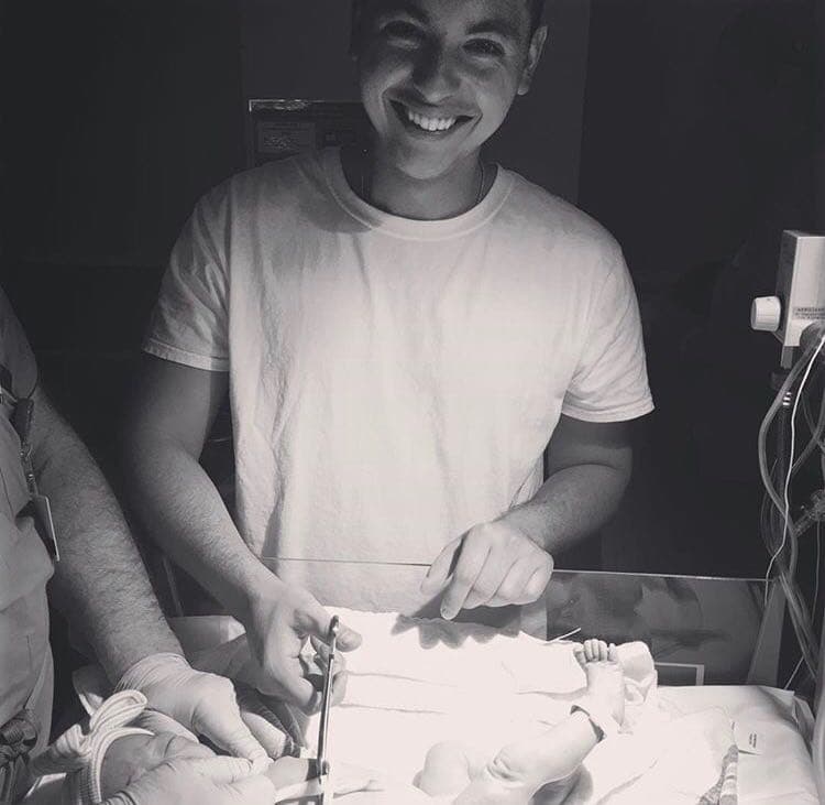 El momento de la verdad llegó, el orgulloso papá recibiendo a su princesa.