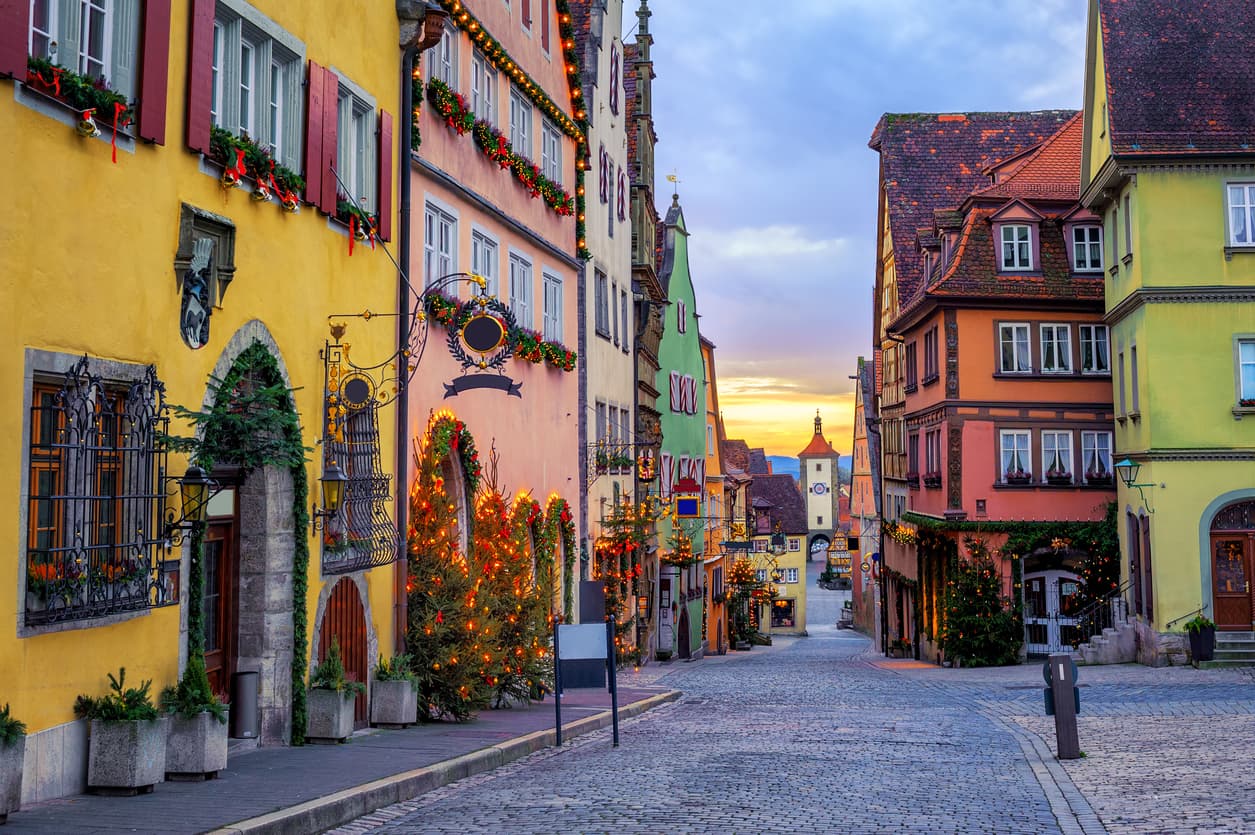 <b>Rothenburg ob der Tauber, Alemania. </b>La ciudad está situada en Franconia, Baviera, y es famosa por su casco antiguo medieval en perfecto estado. Las casas pintadas de colores, con vigas de madera a la vista, las calles adoquinadas, las murallas de la ciudad y la gótica iglesia de St. Jakob la convierten en un destino para millones de visitantes cada año. 
<br>