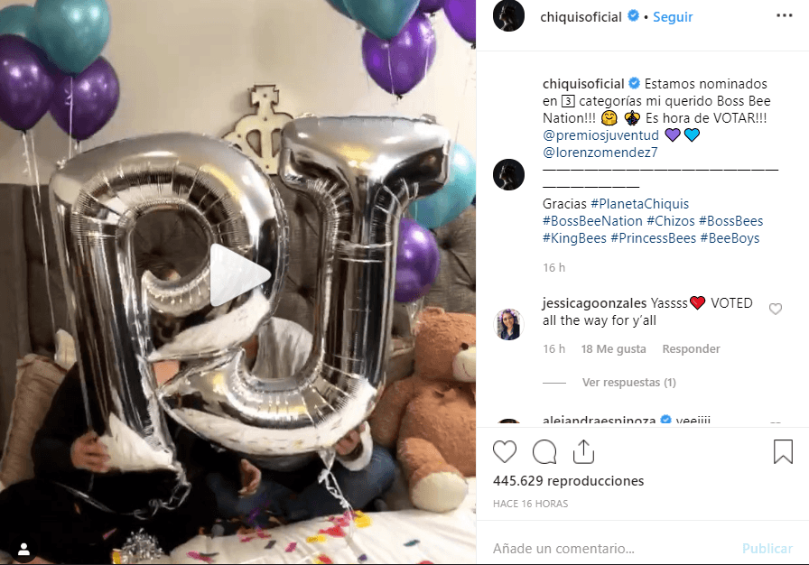 Tras enterarse de las tres categorías a las que está nominada en los Premios Juventud, Chiquis Rivera publicó un boomerang en el que se le ve a ella y a Lorenzo Mendez jugando con un par de globos metálicos en forma de las letras P y J.