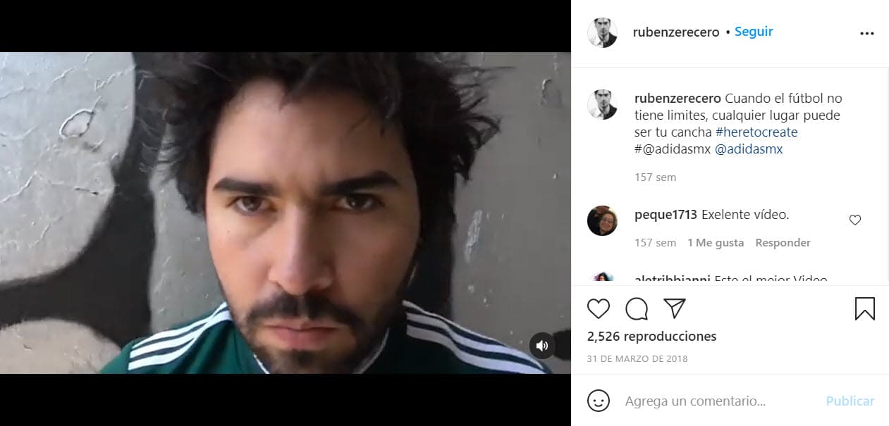 Además, es 'gamer' y representó a México en la copa FIFA Interactive World Cup 2009.
<br>