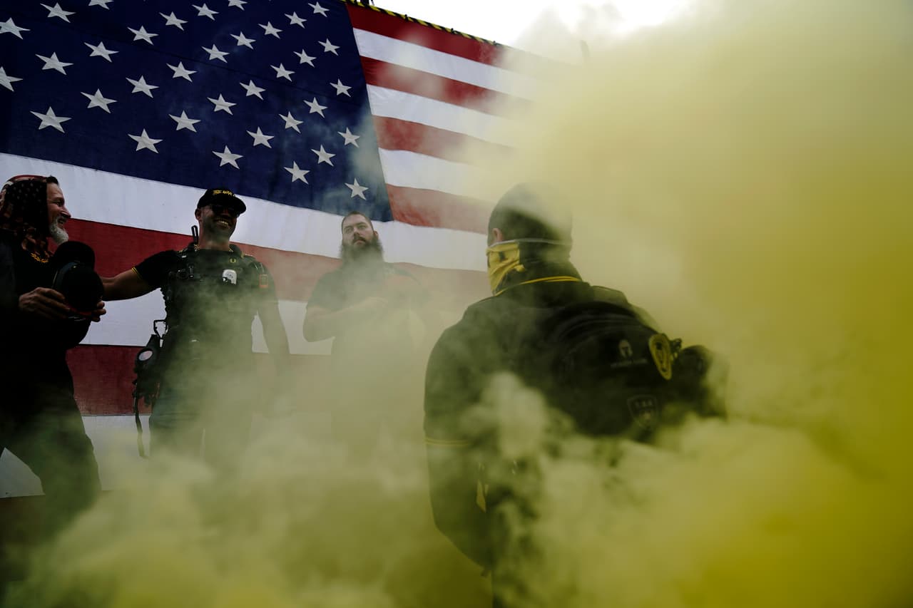 Miembros del grupo supremacista blanco Proud Boys durante una manifestación en Portland, el 29 de Septiembre. Ese mismo día, durante el debate presidencial con 
<a href="https://www.univision.com/temas/joe-biden">Joe Biden</a>, Trump no condenó el supremacismo blanco cuando se le preguntó sobre el tema y 
<a href="https://www.univision.com/noticias/elecciones-en-eeuu-2020/trump-no-condena-el-supremacismo-blanco-en-el-debate-presidencial-y-da-una-respuesta-que-complace-a-los-extremistas"><u>dijo: "Proud Boys den un paso atrás y permanezcan preparados”</u></a>. 
<br>