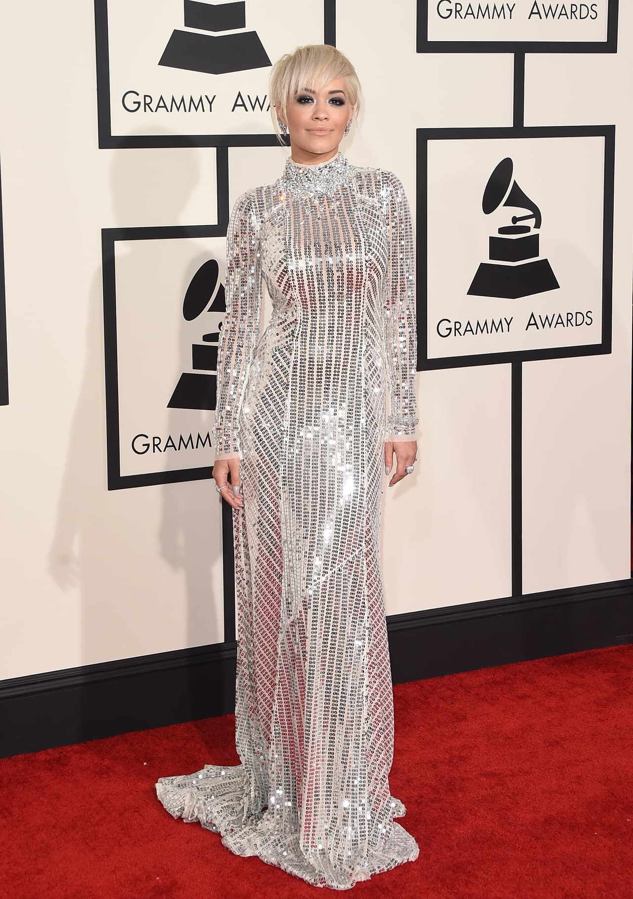 Si tus brazos no son tan delgados como quisieras, cubrirlos bajo estos vestidos de manga larga podría ser la opción. Rita Ora además resaltó sus curvas contorneando el vestido a su figura, es por eso que el escote no fue necesario.