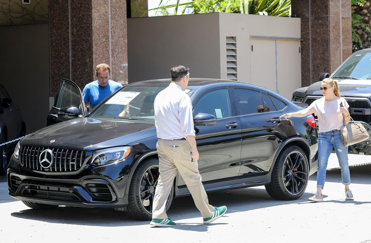 La más interesada en el modelo al parecer era su novia, quien se instaló en el asiento del conductor de este
<b> <a href="https://www.univision.com/noticias/mercedes-benz/el-nuevo-mercedes-amg-gt-coupe-4-puertas-2019-ruge-en-ginebra-fotos" target="_blank">Mercedes-AMG GT 4 puertas coupé</a></b>, uno de los modelos más recientes del fabricante alemán, el cual está disponible con motores seis cilindros y V8 y potencias de 429, 577 y 630 hp. Al parecer la pareja es de los primeros clientes en probar esta mezcla de SUV coupé deportivo, ya que su venta inicia hasta 2019.