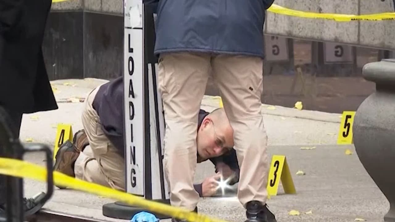 <b>4.- Manifiesto contra las aseguradoras</b>
<br>
<br>Una de las claves durante la investigación del homicidio de Brian Thompson, fueron unos mensajes escritos en los casquillos de las balas.
<br>
<br>Al recoger la evidencia, la policía encontró que los casquillos tenían escritas las palabras “Deny”, “Defend” y “Depose”, es decir, 
<b>“negar”, “defender” y “deponer o derrocar</b>”.
<br>