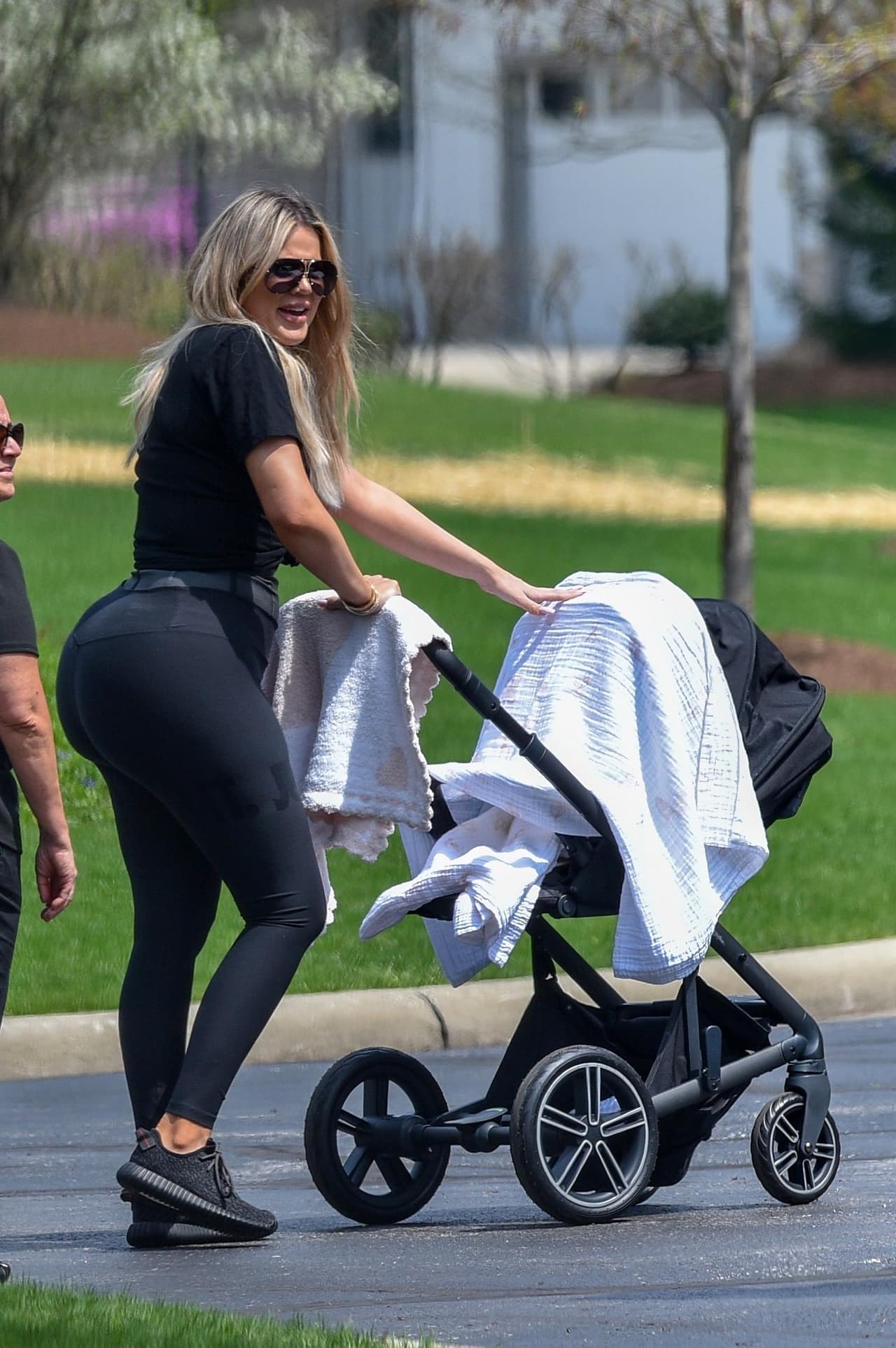 Aunque Khloé ya había sido captada por los paparazzi disfrutando de su maternidad en uno de los paseos con la niña, ella siempre cubrió la identidad de True.