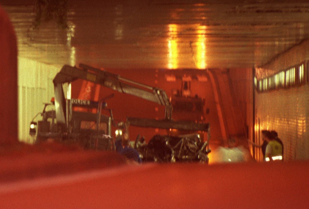 A consecuencia del accidente fallecieron Diana (que murió en el hospital), su novio 'Dodi' Al Fayed, así como el chófer Henri Paul, quien iba al volante del Mercedes que circulaba a alta velocidad tratando de dejar atrás a los paparazzi.