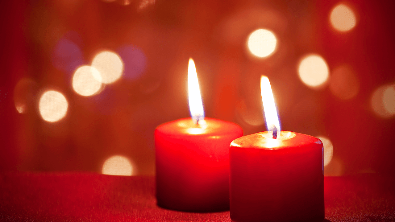 <b>Velas</b>
<br>Encender velas es un ritual con el que se decreta abundancia de amor. Las velas rojas se usan para amor de pareja y las blancas para un amor filial.