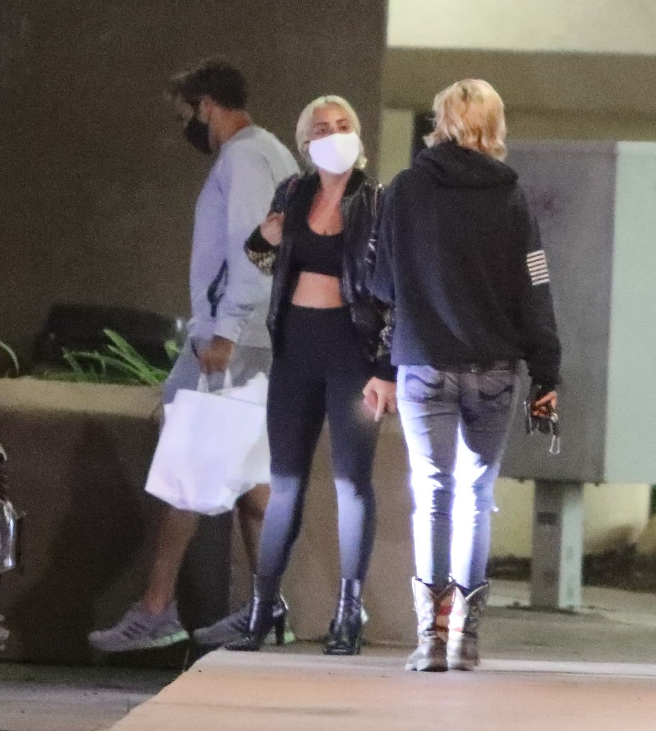 Mientras tanto, la cantante se quedó luciendo un atuendo deportivo con el top y unos leggings de cintura alta que complementó con botines de cuero. En su look no pudo faltar la mascarilla facial para evitar contagiarse de coronavirus. 
<br>