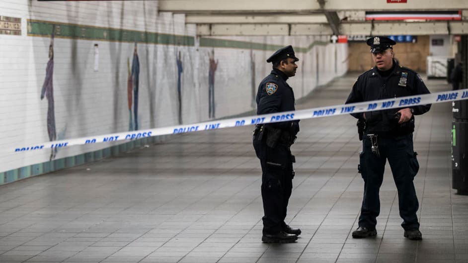 Una violenta semana, una más, en las estaciones y vagones del metro de Nueva York, terminó provocando la muerte de Jordan Neely, de 30 años. El desamparado y recordado imitador de Michael Jackson fue estrangulado y 
<a href="https://www.univision.com/local/nueva-york-wxtv/muerte-jordan-neely-sometido-tren-subway-investigada-homicidio" target="_blank">la Policía aún investiga en qué condiciones se produjo el crimen</a>.