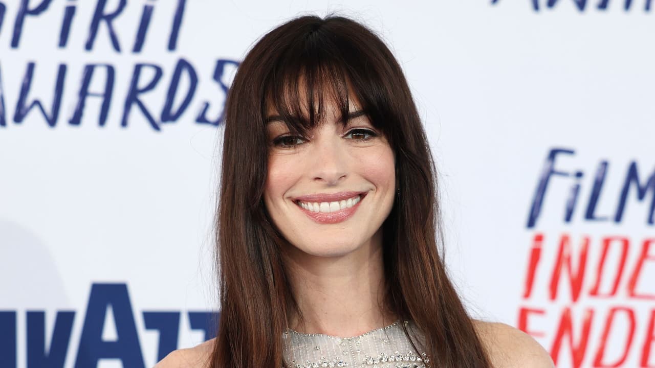 Anne Hathaway sorprende a todos al lucir “igual” en dos imágenes con 16 años de diferencia