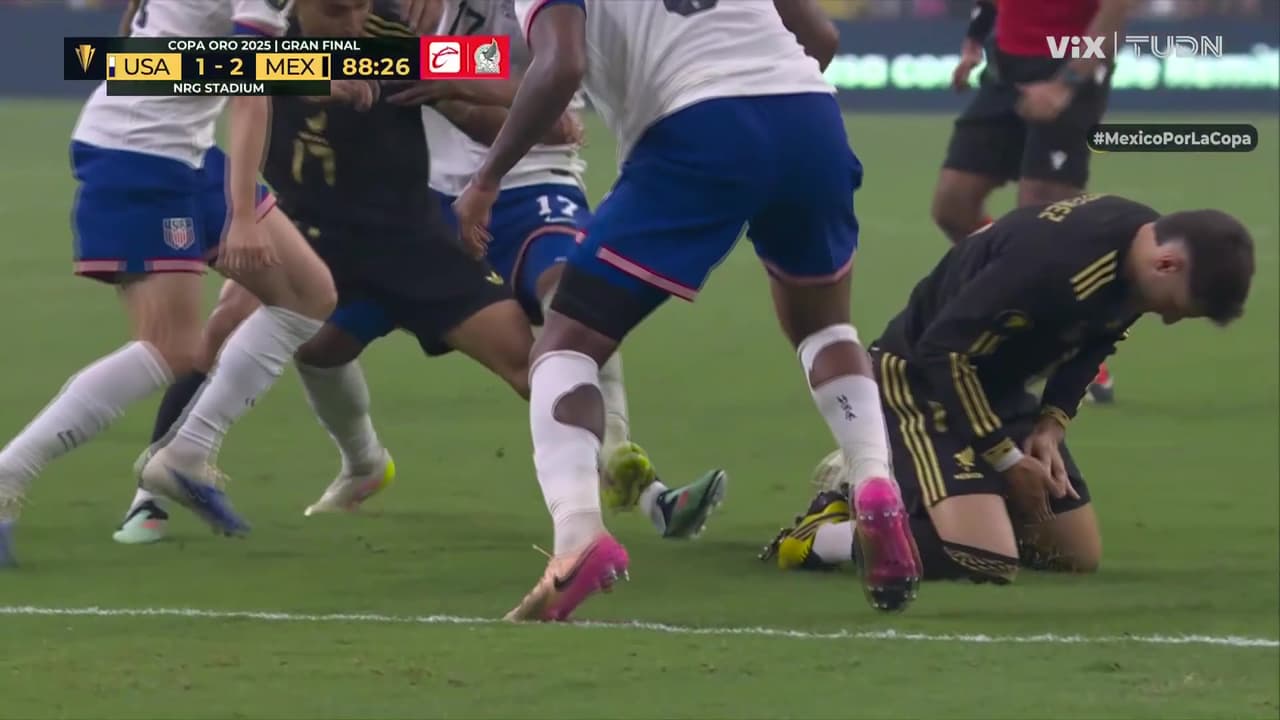 Santiago Gimenez recibe tremendo pisotón en los dedos durante Estados Unidos vs. México