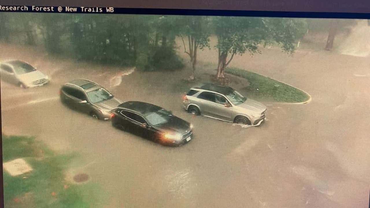 La tormenta ocurrió 
<b>entre las 9:30 y las 11:00 de la mañana</b> y la fuerte crecida de la corriente fue captada por cámaras de seguridad de los servicios de emergencia que se movilizaron a la zonas de alto riesgo.