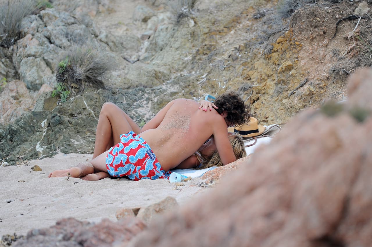 Schnabel no dejaba de admirar la belleza de su novia y de demostrarle lo mucho que la quiere.