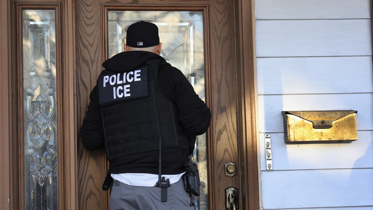 Concejales de Chicago urgen a inmigrantes a que conozcan sus derechos ante amenaza de deportaciones