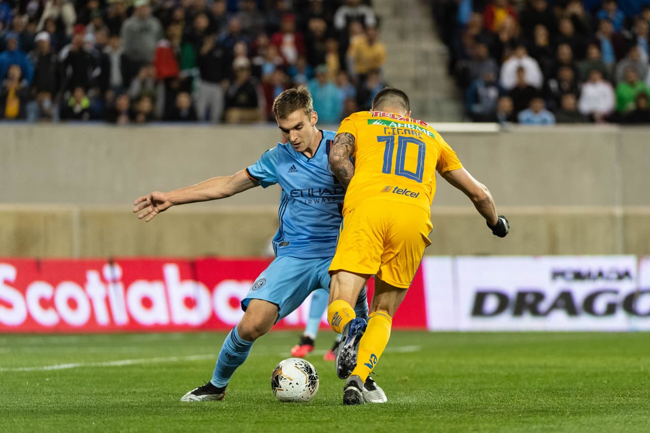 André-Pierre Gignac tira un túnel en el área, cae y reclama un penal que el árbitro no le concede.