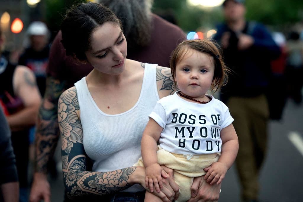 Denver, Colorado: 
<b>"Jefa de mi propio cuerpo"</b>, dice la camiseta de esta bebé.