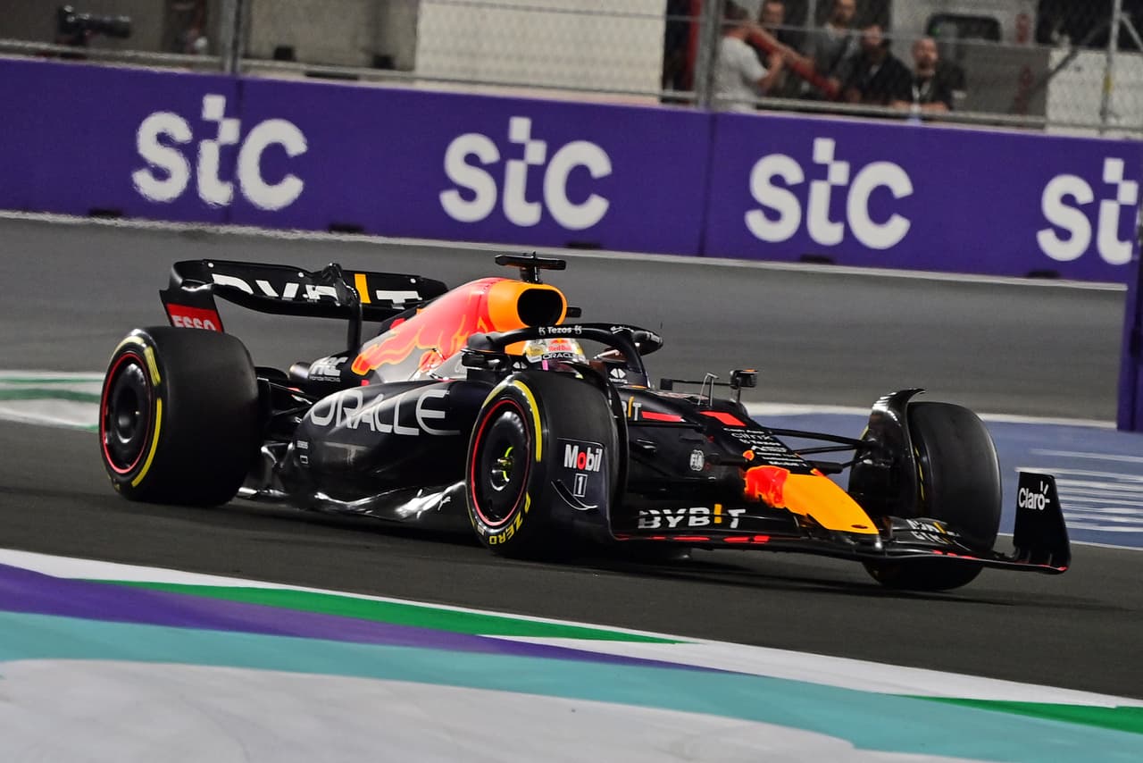 Max Verstappen fue el gran vencedor del GP de Arabia Saudita de la Fórmula 1 sobre Ferrari; Sergio Pérez sufrió una mala estrategia y qued´´o en cuarto tras iniciar en primer lugar.