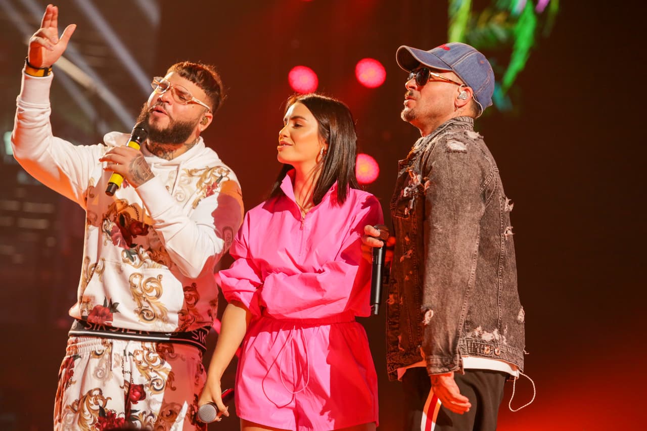 Farruko tuvo oportunidad de compartir escena con Lali Espósito y Pedro Capó, pues ella también forma parte de esta interpretación.