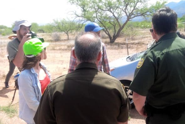 Residentes de la comunidad fronteriza de Arivaca protestaron para exigir el cierre de un retén de la Patrulla Fronteriza que ha estado en esa localidad por ocho años. Según ellos, esto ha incrementado la discriminación, violación de derechos constitucionales, y deterioración económica.