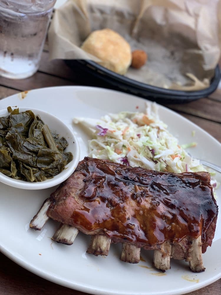 <b>The Pit</b>
<br>Dirección: 328 W Davie St Raleigh, NC 27601
<br>Teléfono: (919) 890-4500
<br>Sitio web:
<a href="http://www.thepit-raleigh.com">http://www.thepit-raleigh.com</a>
<br>
<b><a href="https://www.yelp.com/map/the-pit-raleigh">Cómo llegar</a></b>
<br>
<br>Promocionan que sirven “auténtico asado de cerdo entero cocinado en pozo”.