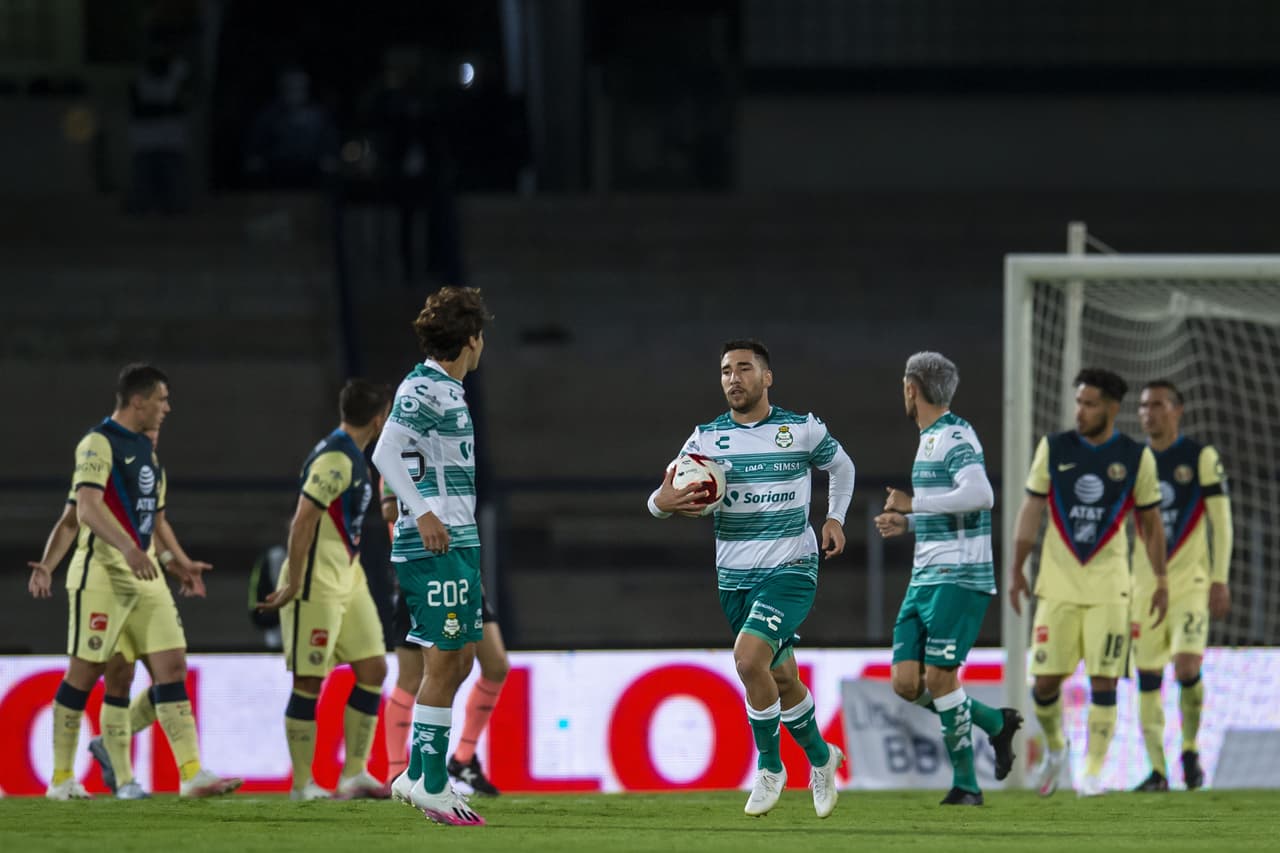 El árbitro marca penal a favor de Santos, y Fernando Gorriarán marca el 3-1.