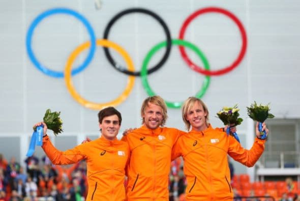 Los holandeses han dominado la prueba de cinco kilómetros en patinaje de velocidad y Sven Kramer (al centro) se colgó la medalla de oro.