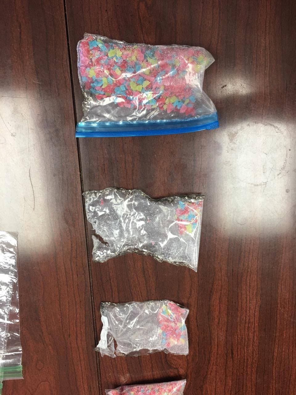 La Oficina del alguacil indicó que trabajaba con las autoridades del Distrito Escolar y con los cuerpos de emergencia para atender a los afectados y para garantizar que la jornada escolar se complete para los demás estudiantes.