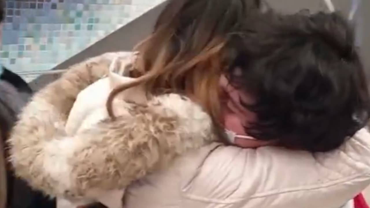 “No podía decir nada, solo lloraba”: madre e hijo hispanos se reúnen tras separación en la frontera con México