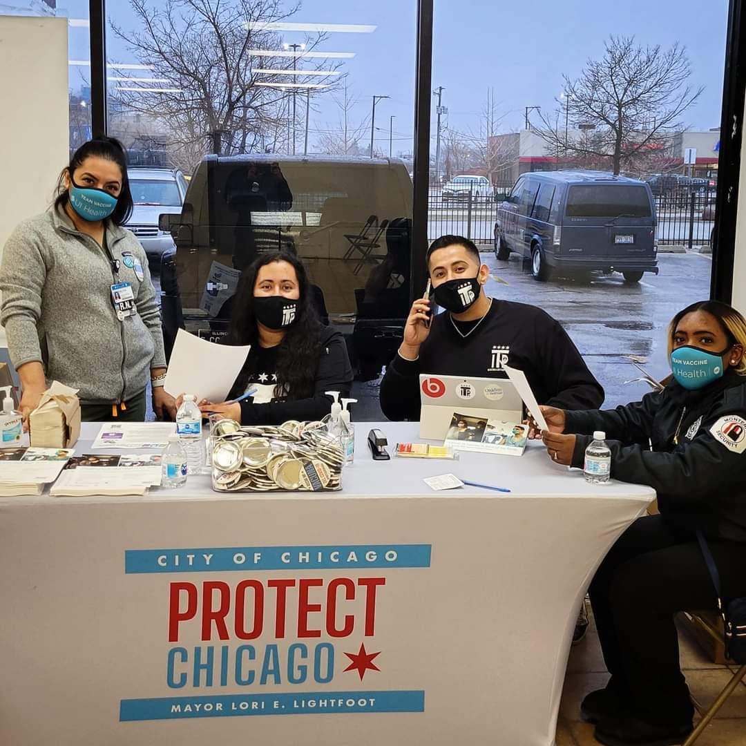 El joven hispano siempre ha estado involucrado de manera activa en causas para ayudar a crear oportunidades para la gente que no las tiene. En la imagen, durante una campaña de 'Protect Chicago'.
