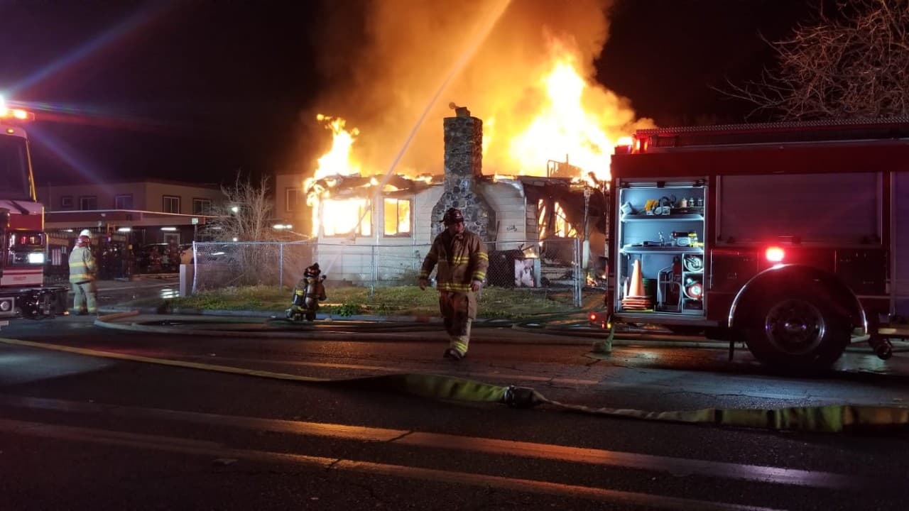 Un incendio consume casa en el centro de Fresno y dos personas son rescatadas con vida