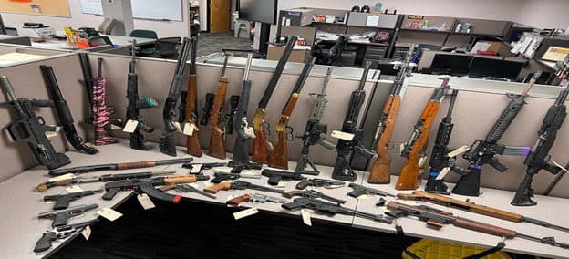 Esta es la lista de los elementos incautados de la propiedad. • 36 armas de fuego • 1 libra de metanfetamina• 1 onza de cocaína • ½ oz de hongos de psilocibina • 200 cápsulas de pastillas narcóticas • $240,000 dólares • Oro y plata valorada en $700,000). Esta es una investigación en curso.