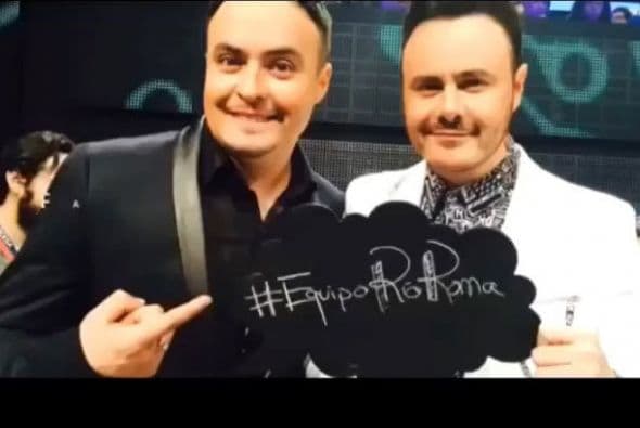 Simpáticos los pizarrones, ¿no les pareció?, con ellos pedía apoyo para sus respectivos equipos.