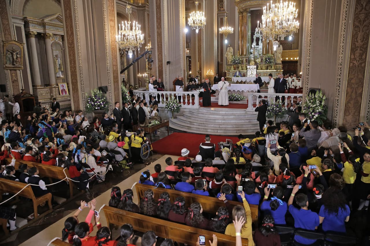 Después dio un mensaje muy emotivo a niños en la Catedral de Morelia.