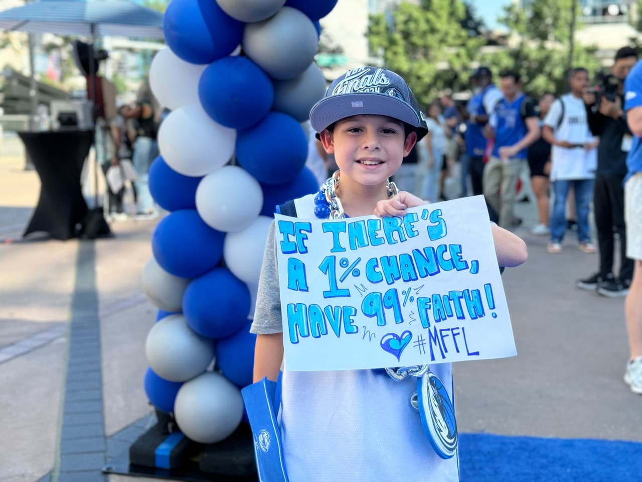 "Si hay un 1% de oportunidad, tenemos 99% de fe", dice este fanático que 
<b>confía en los Dallas Mavericks.</b>