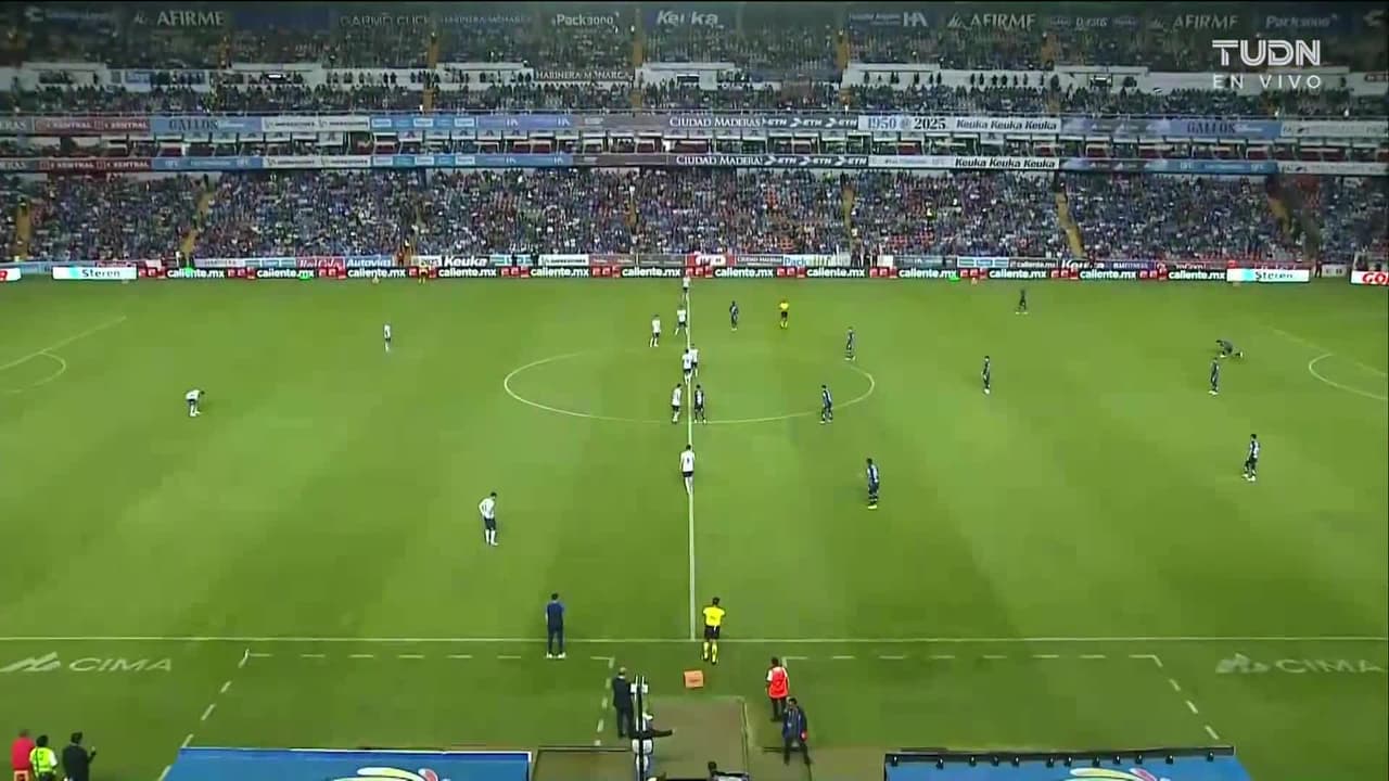 Arranca el partido y la pelota está en juego.