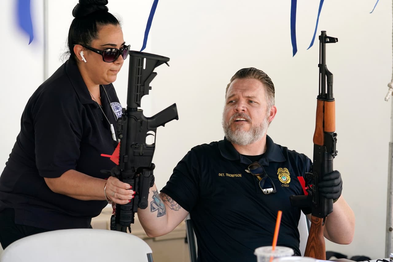 Policía de Miami lanza programa para retirar armas de las calles y donarlas a soldados ucranianos
