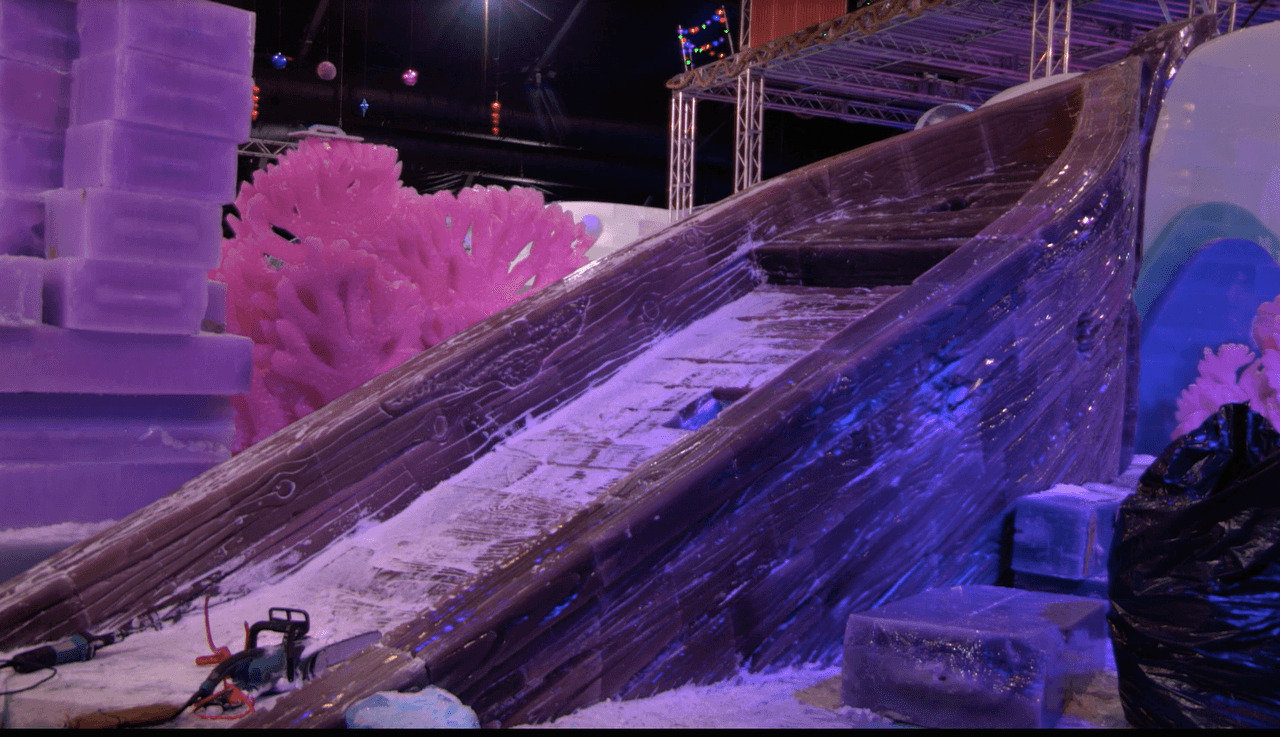 Lista la embarcación para aventurarse al viaje por un mundo submarino en la exhibición 'Navidad Caribeña'.