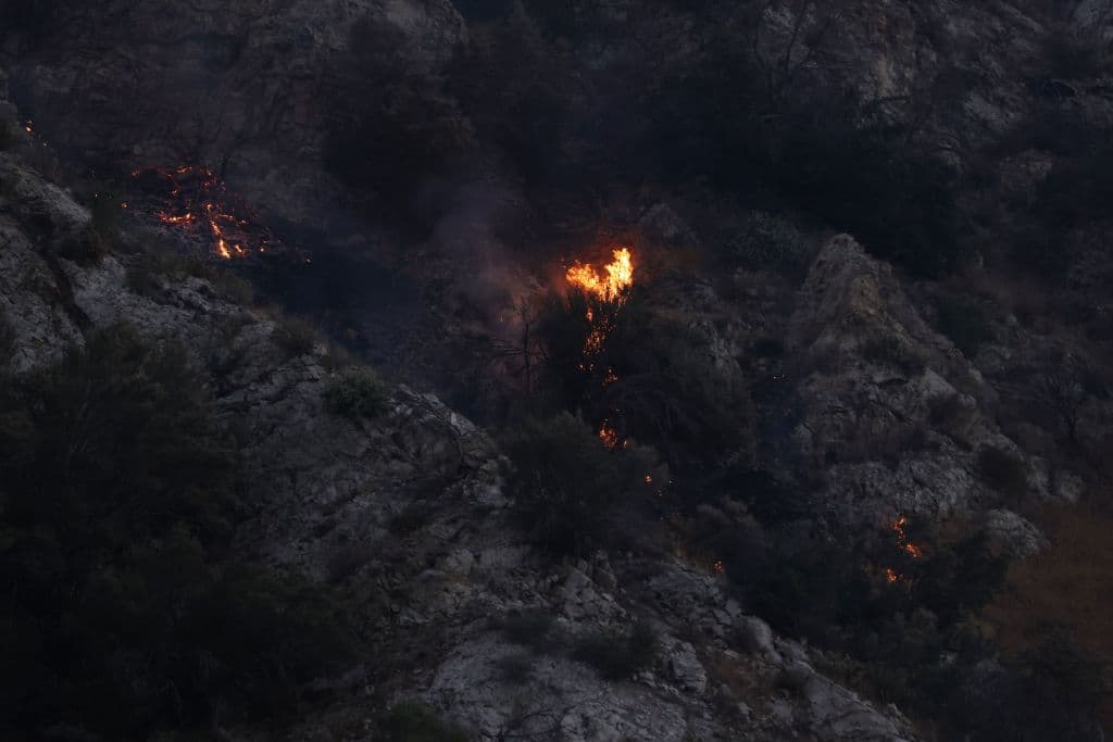 Sin descanso, bomberos del condado Los Ángeles y el Servicio Forestal de los Estados Unidos intentaron reducir el avance de las llamas, que afectó terreno del Bosque Nacional Ángeles.