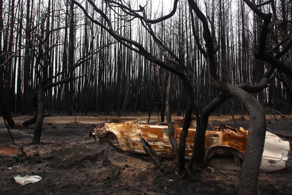 Un coche dañado por un incendio forestal se ve en el borde de la autopista Playford al oeste de Parndana en la Isla del Canguro.