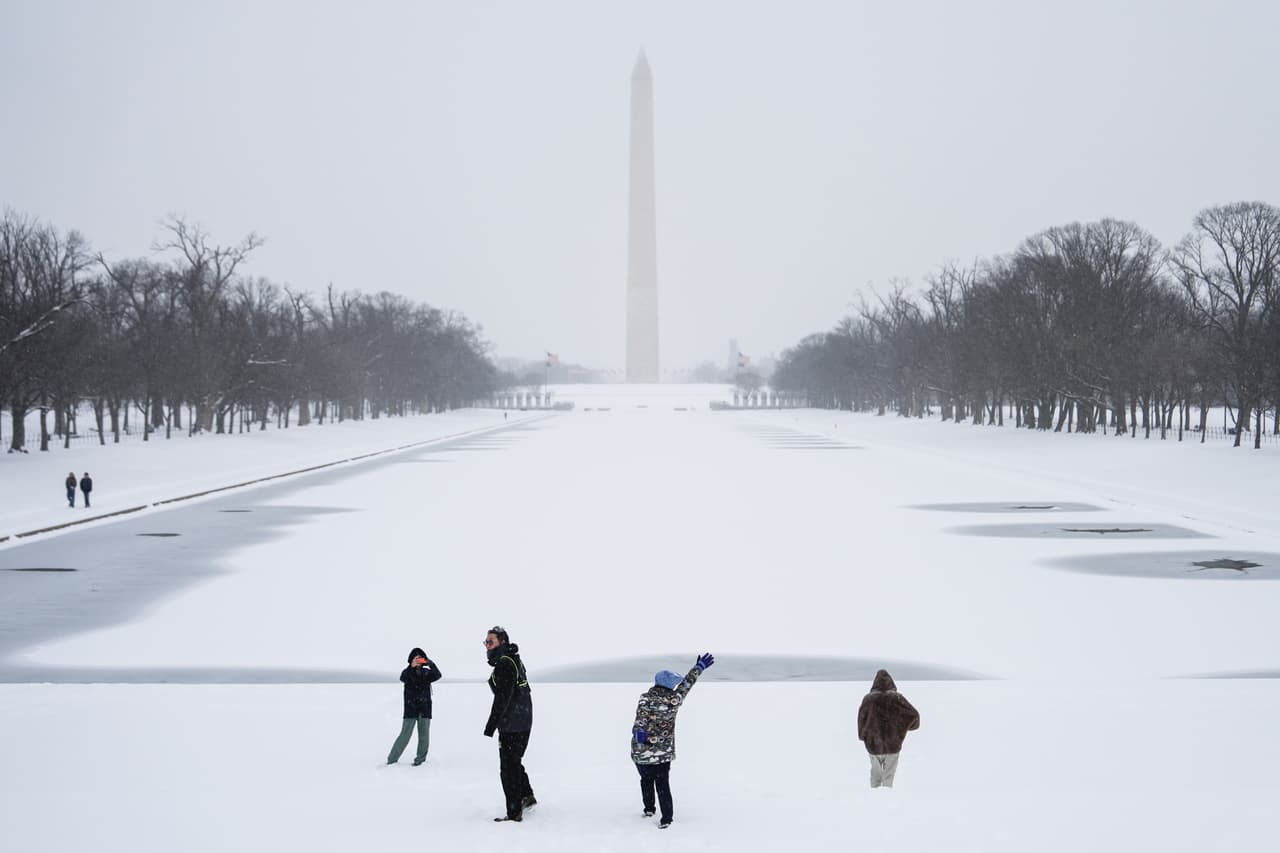 La gente camina por el National Mall mientras cae nieve.