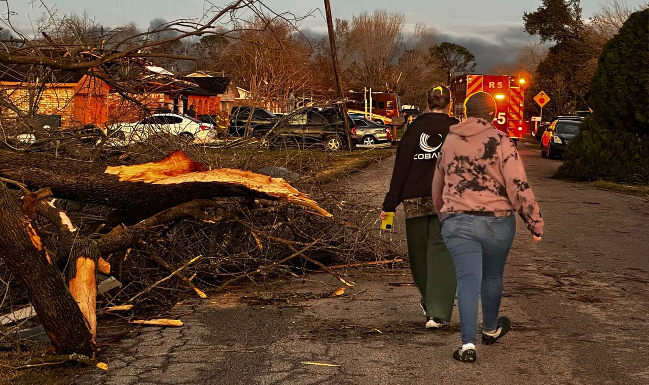 Cuando se fue el tornado y dejó de llover, los vecinos salieron a las calles para asimilar lo ocurrido y mirar con sus propios ojos la destrucción a la que se deben enfrentar ahora.