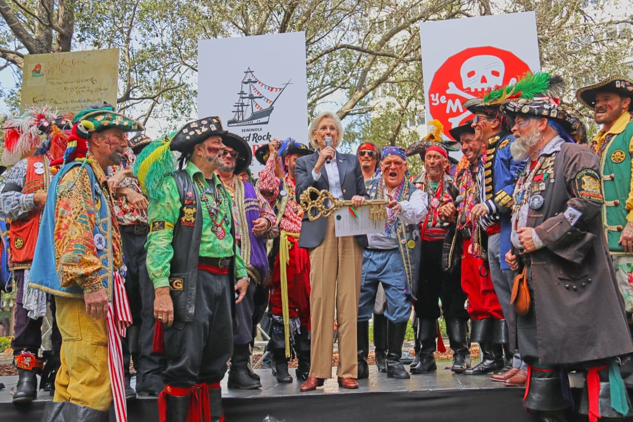 La escena de la llave de la ciudad no siempre tiene el mismo resultado, el alcalde en turno puede decidir si las entrega o no. En el Festival Gasparrilla 2022 la alcaldesa Jane Castor sí entregó la llave pero en este 2023 la respuesta fue negativa.
<br>