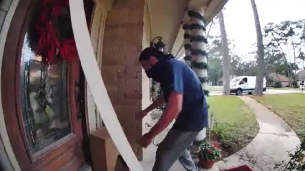 Tras la investigación se determinó que esta no es la primera vez que el hombre roba paquetes de casas en el área.