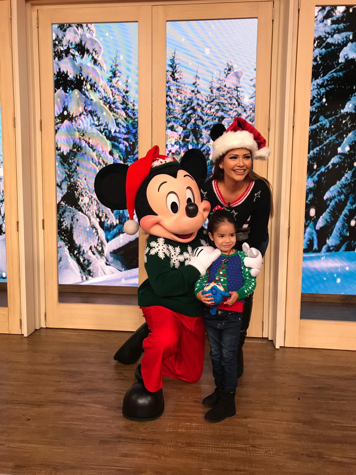 Pero sin duda su momento más feliz del día fue cuando, detrás de cámaras, pudo convivir de cerca con Mickey Mouse.