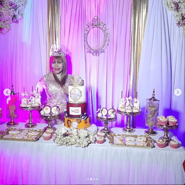 La famosa también presumió en Instagram 
<b><a href="https://www.instagram.com/p/B5TvyYZnAbC/" target="_blank">la mesa de dulces</a></b> de su fiesta de cumpleaños y aniversario.