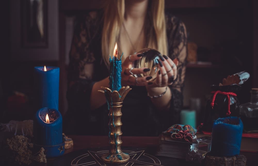 Cuando se lee de los gitanos tal vez piensen en una cultura antigua de nómadas que solo son expertos en robar, saquear, beber, bailar y vivir de lo que pueden, en carrozas o carretas y esto, además de ofensivo, no podría estar más alejado de la realidad.