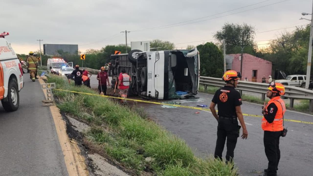Vuelca autobús de pasajeros y mueren 11 en Nuevo León, México
