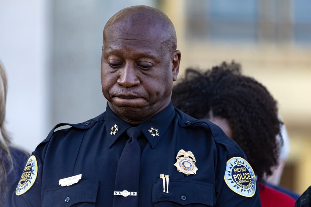 El jefe de la Policía Metropolitana de Nashville, John Drake, también participó en el acto por las víctimas del tiroteo. Las autoridades investigan los motivos de la autora de los disparos mortales, identificada como 
<b><a href="https://www.univision.com/noticias/tiroteos/atacante-escuela-nashville-audrey-hale-planifico-tiroteos-multiples-lugares">Audrey Hale</a></b>.