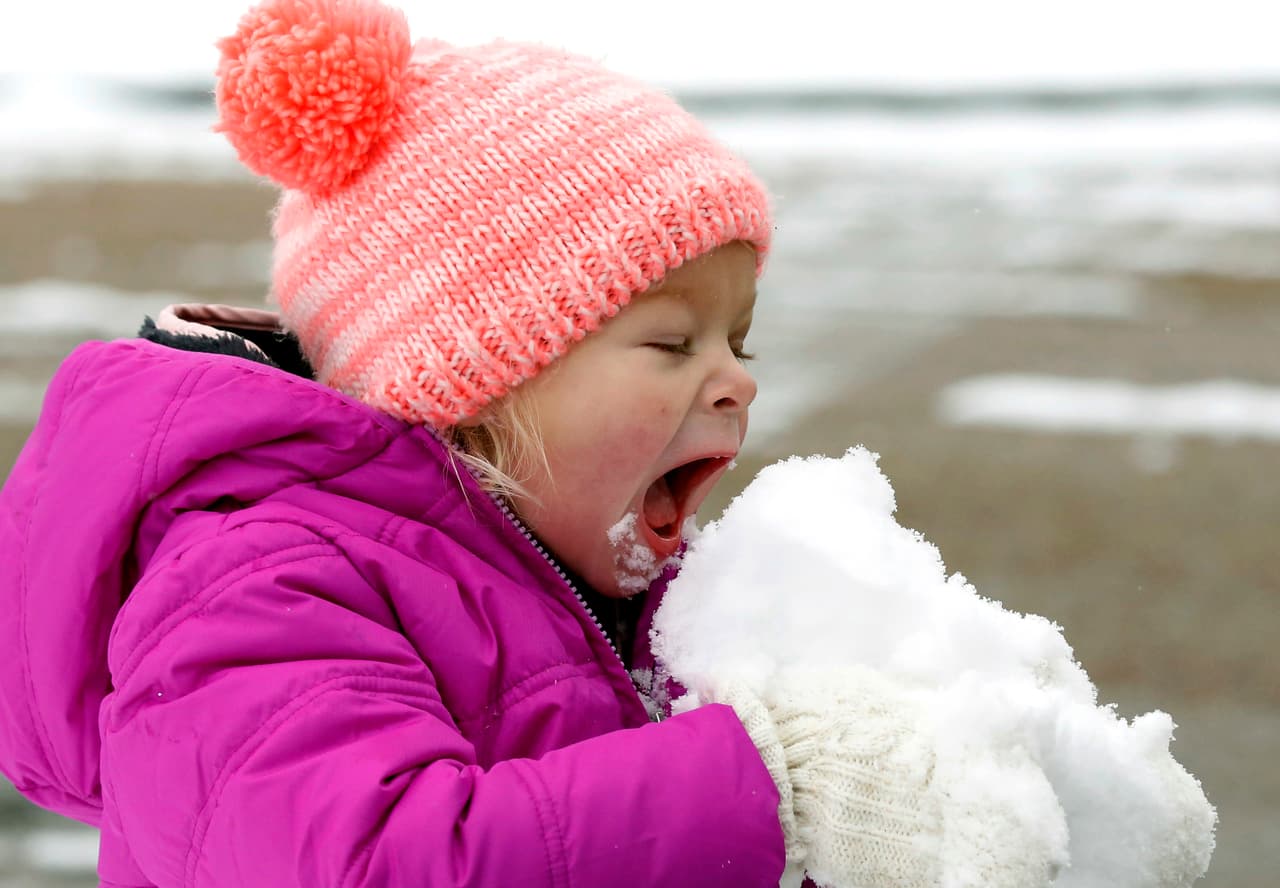 <b>Jackson, Mississippi. </b>La pequeña
<b> </b>Emmaline Dendinger disfruta de un bocado de nieve en su vecindario de la ciudad de Jackson.