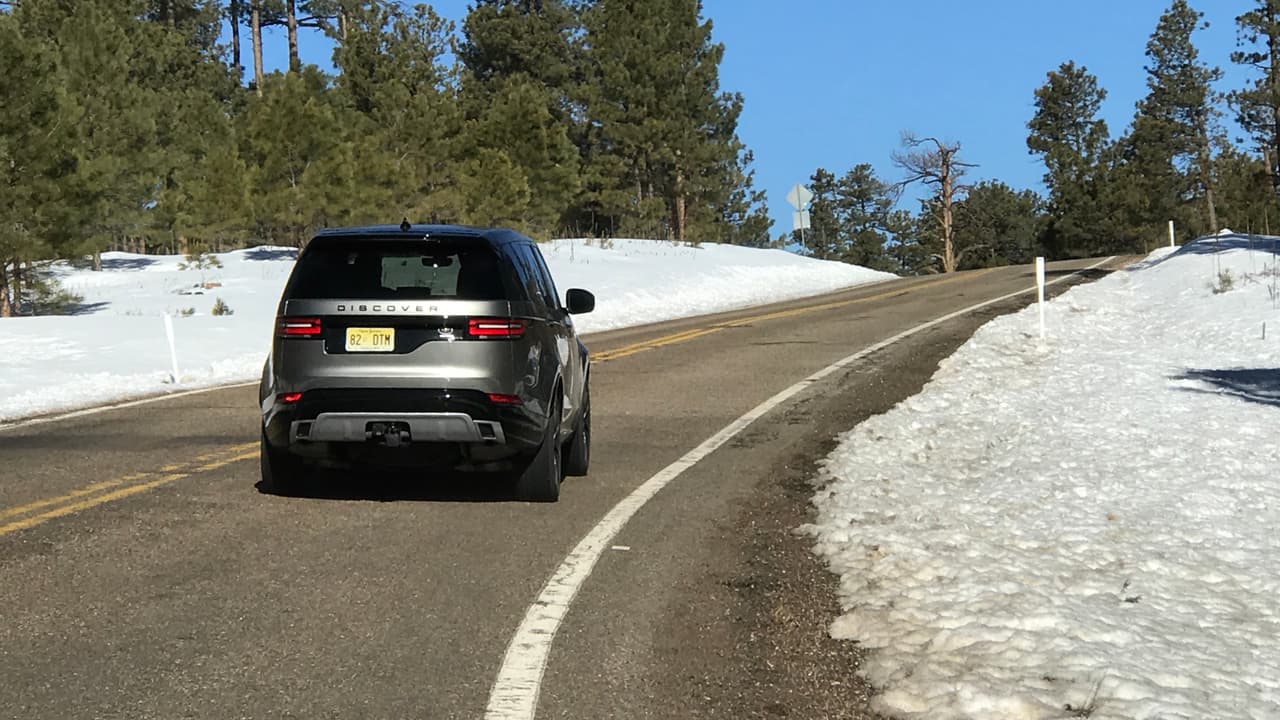 El diseño asimetrico de su portón trasero es otro de los homenajes visuales que la Land Rover Discovery 2017 rinde a sus predecesoras.